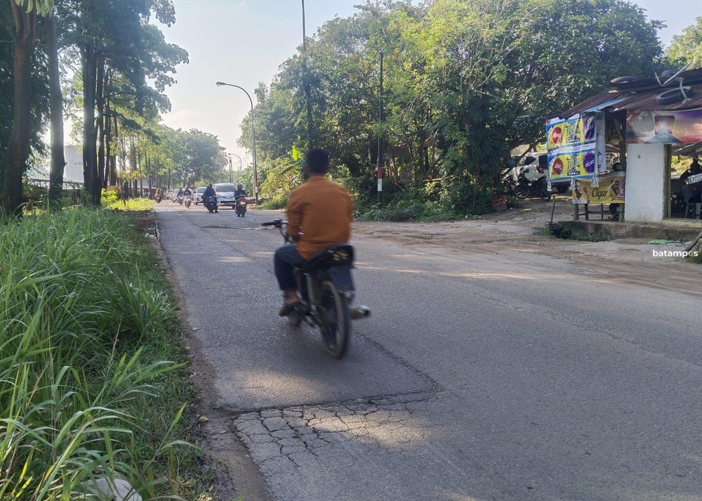 Jalan Ahmad Dahlan yang menghubungkan Sei Temiang hingga Tanjungriau, Kecamatan Sekupang.
