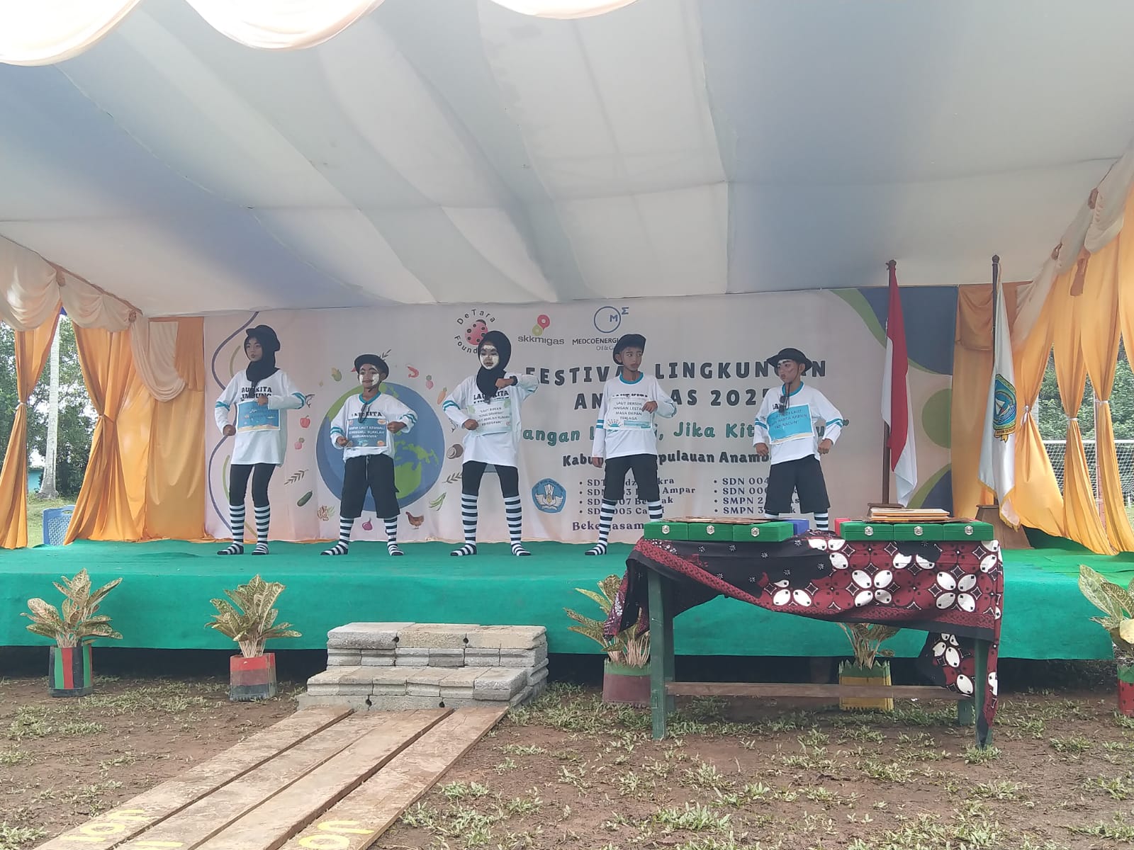 Sekelompok anak sedang menampilkan drama dengan tema menjaga lingkungan dalam Festival Lingkungan 2025 di Pulau Matak.