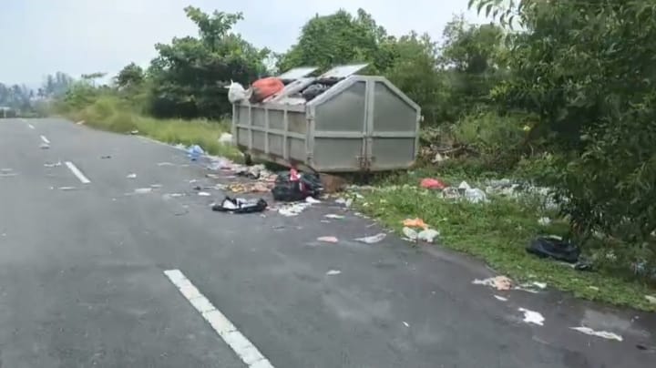 Kondisi sampah yang berserakan dan tong sampah umum yang sudah penuh di Jalan Kampung Baru dekat SMK Negeri 1 Singkep, Senin (15/9).