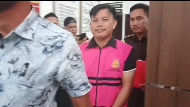 WP, Tersangka ketiga yang ditetapkan dan ditahan oleh Kejari Lingga dalam kasus dugaan korupsi pembangunan jembatan Marok Kecil, Senin (15/9).