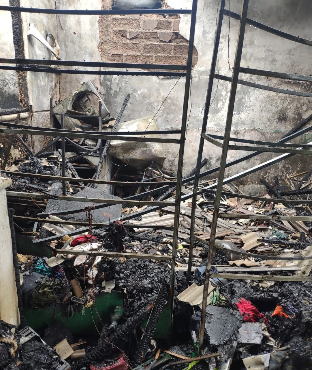 Isi rumah yang terbakar habis dilalap api.