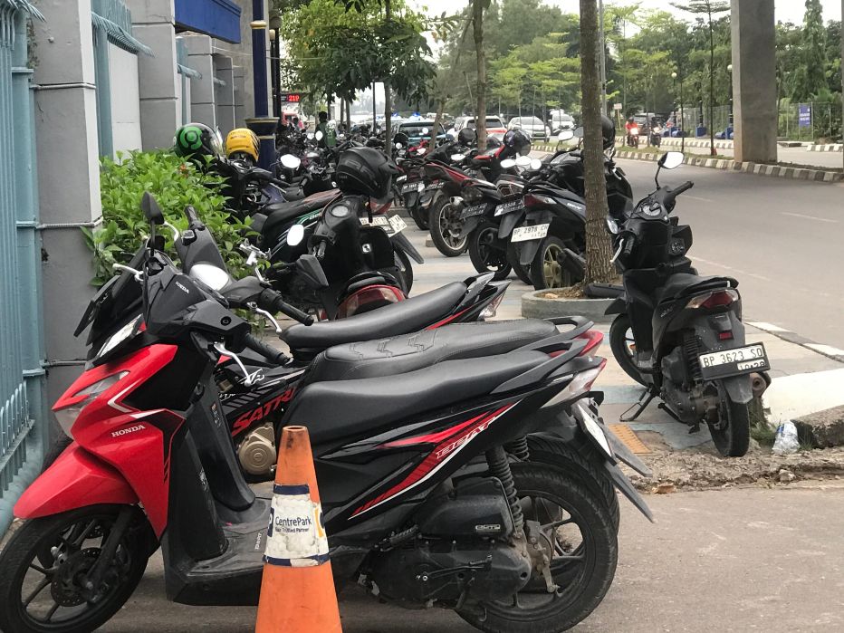 Trotoar di samping Mega Mall Batamcenter berubah fungsi jadi tempat parkir.