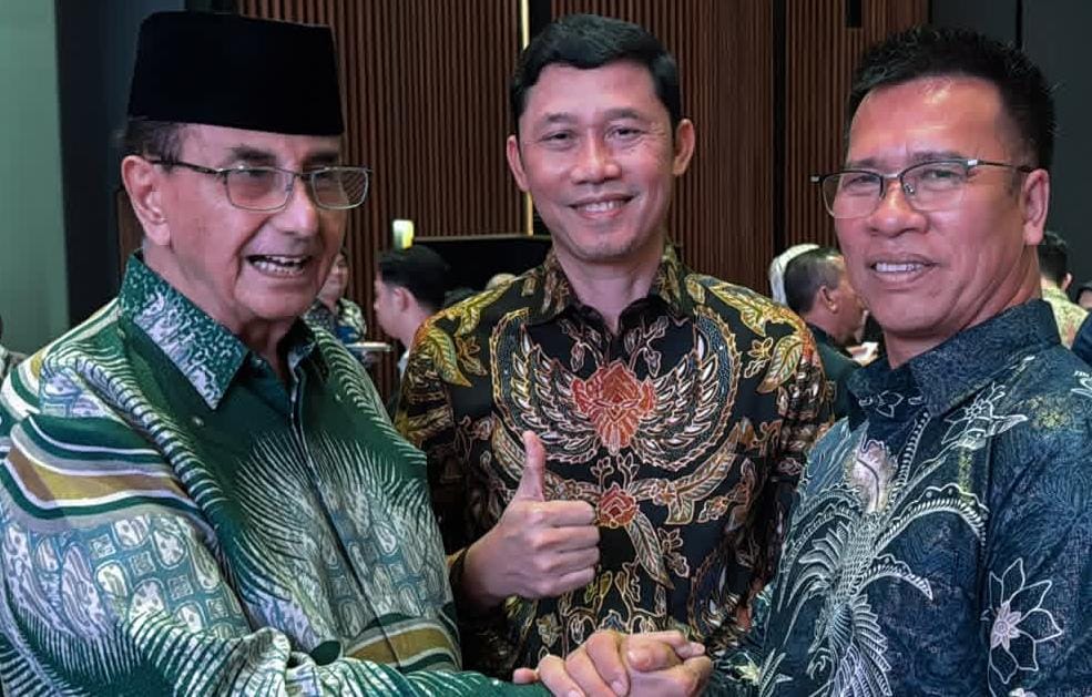 Bupati Anambas, Aneng berdiskusi dengan Anggota DPD RI, Ismeth Abdullah mengenai penerapan pemungutan retribusi labuh jangkar diperairan Anambas.