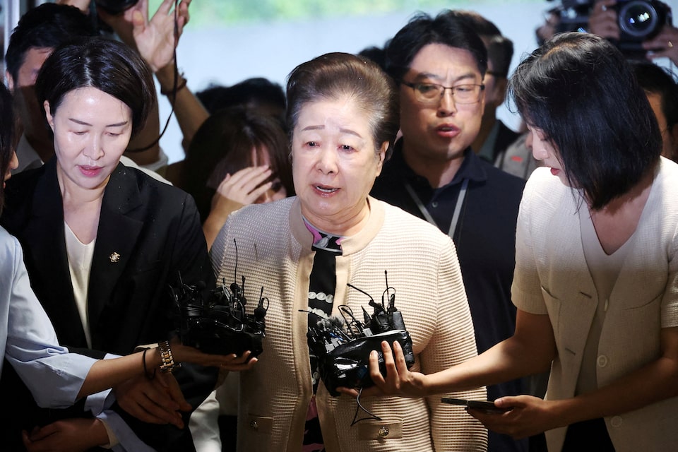 Pimpinan gereja Unifikasi Korsel, Han Hak-ja saat mendatangi kantor kejaksaan Distrik Seoul. Ia Diperiksa terkait dugaan keterlibatan kasus suap terhadap mantan ibu negara Kim Keon Hee.