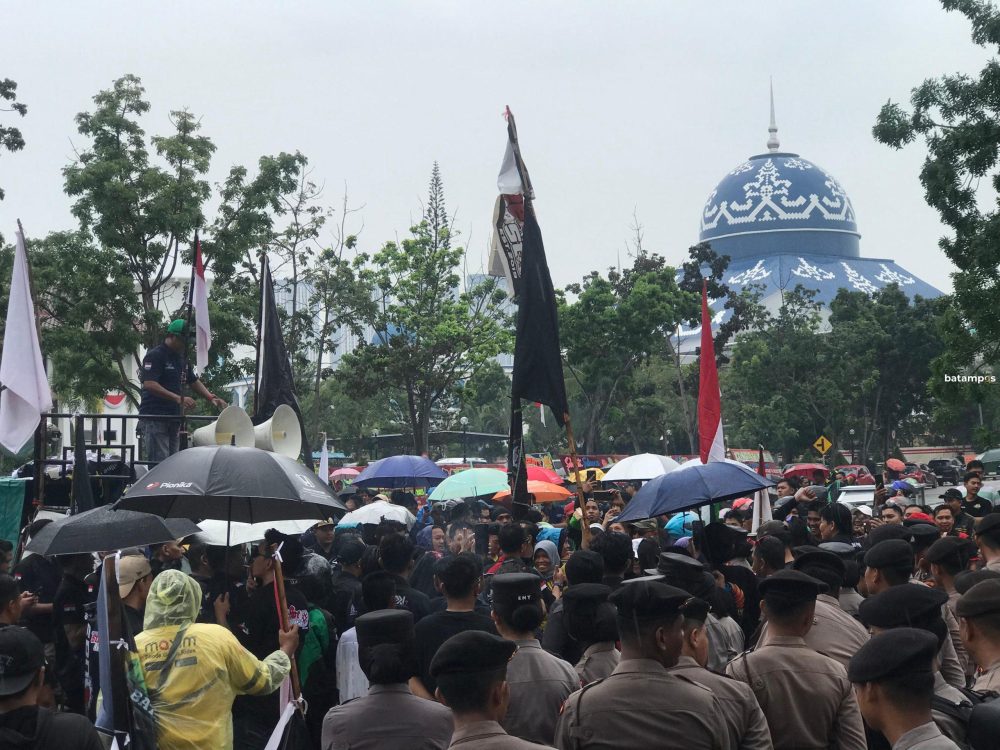 Aksi driver online di depan Kantor Wali Kota Batam berlangsung damai meski diguyur hujan.