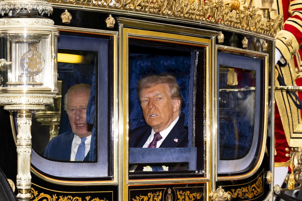 Raja Inggris, Charles III dan Presiden AS Donald Trump saat di atas kereta kencana Inggris di Kastil Windsor, dalam rangkaian kunjungan kenegaraan Trump ke Inggris. F reuters