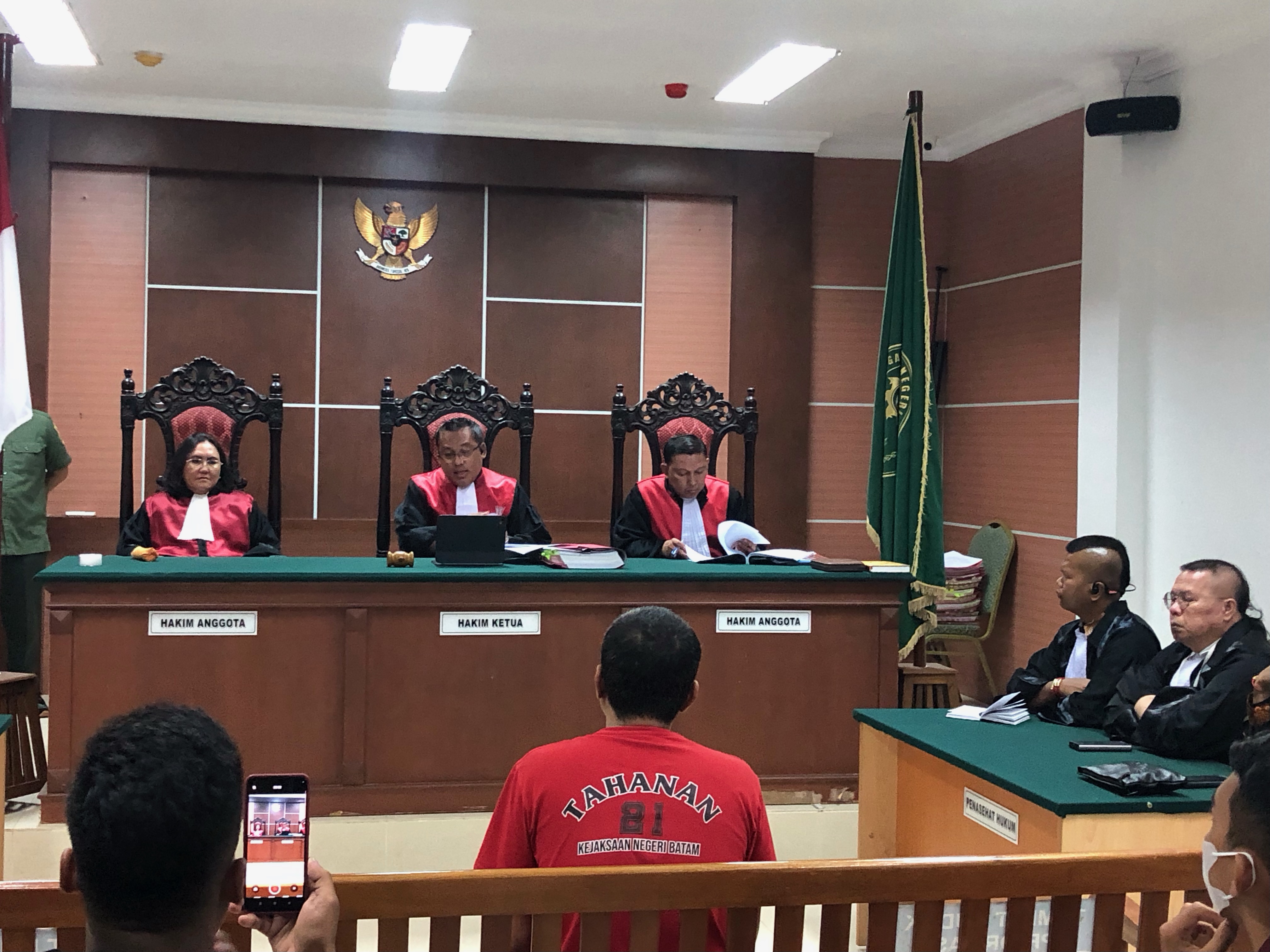 Gordon saat menjalani sidang, Selasa (16/9) di PN Batam.