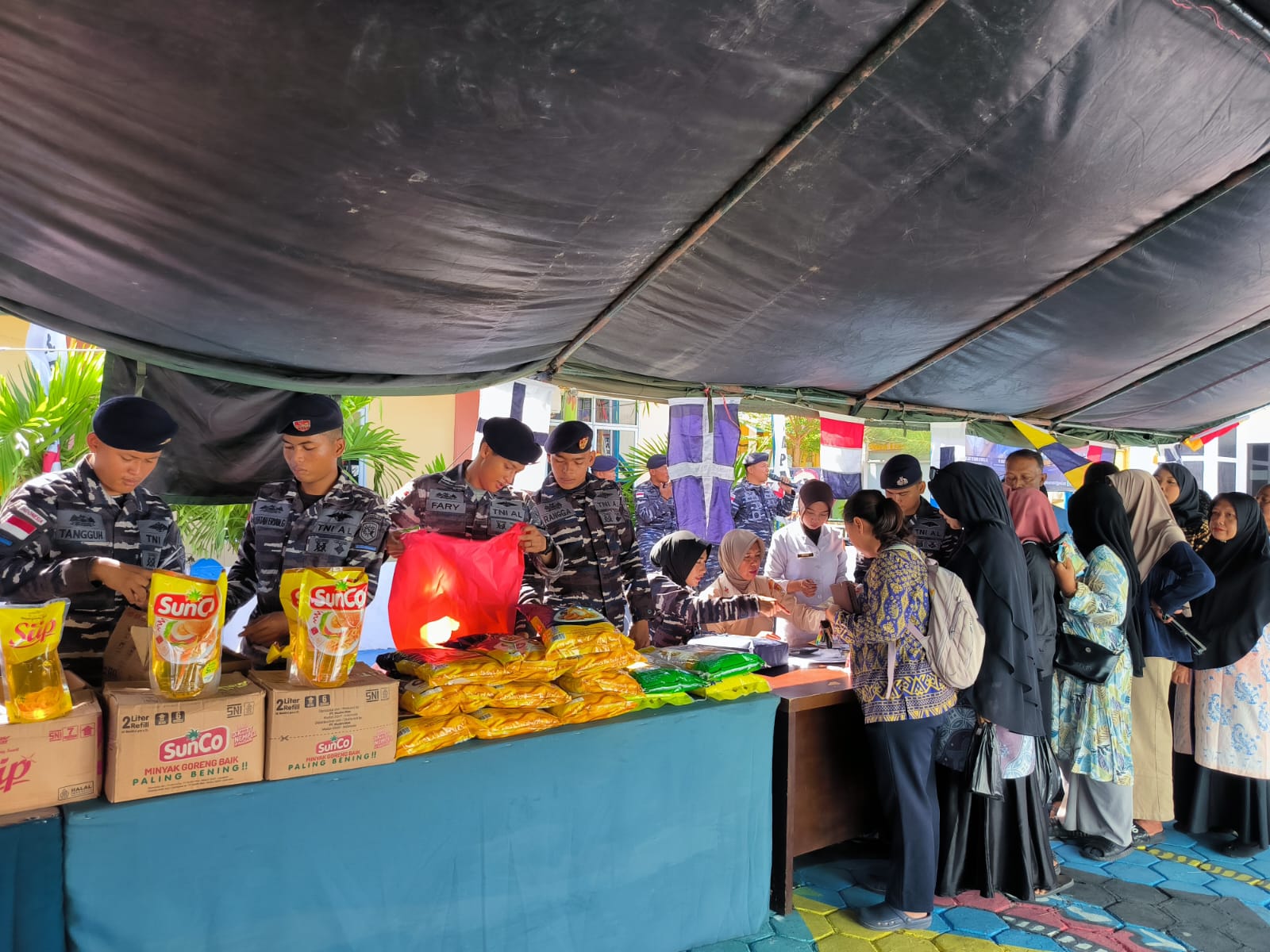 Antrian warga terlihat saat ingin belanja di Lanal Tarempa dengan harga jauh lebih murah dari Grosir, Kamis, (18/9).