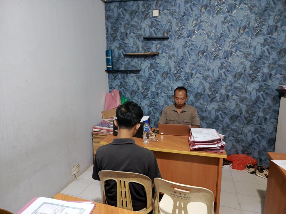 Salah satu pelaku saat diperiksa penyidik.