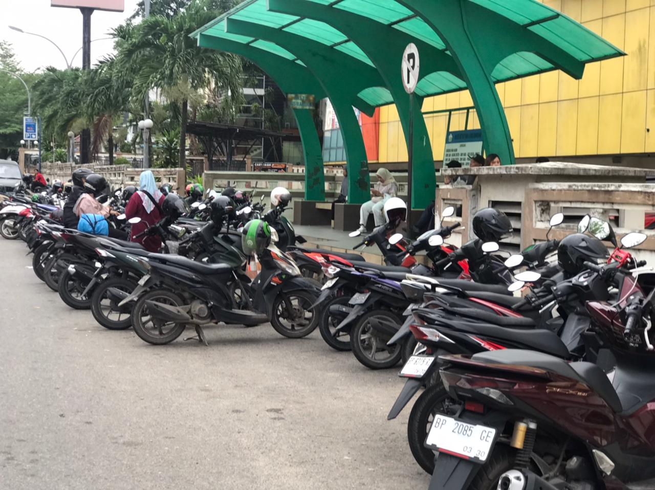 Parkir liar di sekitar BCS Mall, motor parkir sampai ke badan jalan.