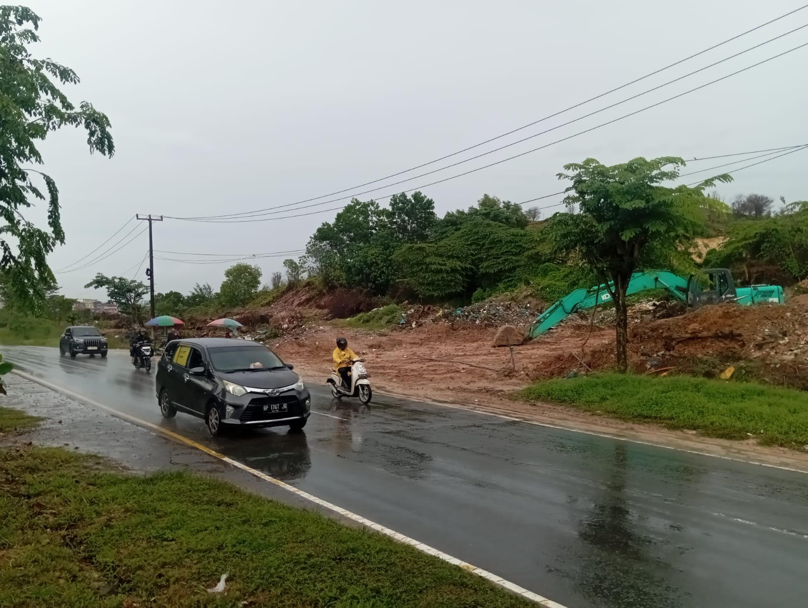 Pemotongan bukti di samping jalan raya depan Top 100 Tembesi, Batam.