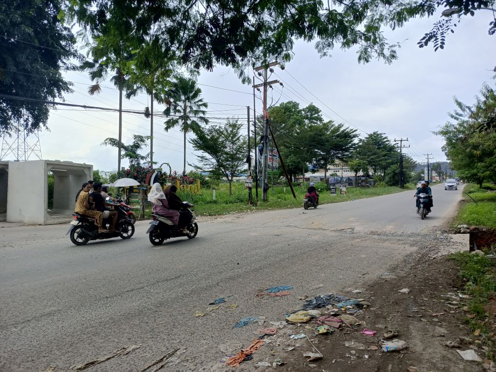 Kerusakan jalan Marina city akibat gorong gorong yang bermasalah belum diperbaiki.
