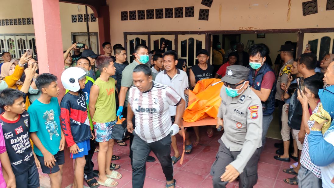 Proses evakuasi pelaku gantung diri.