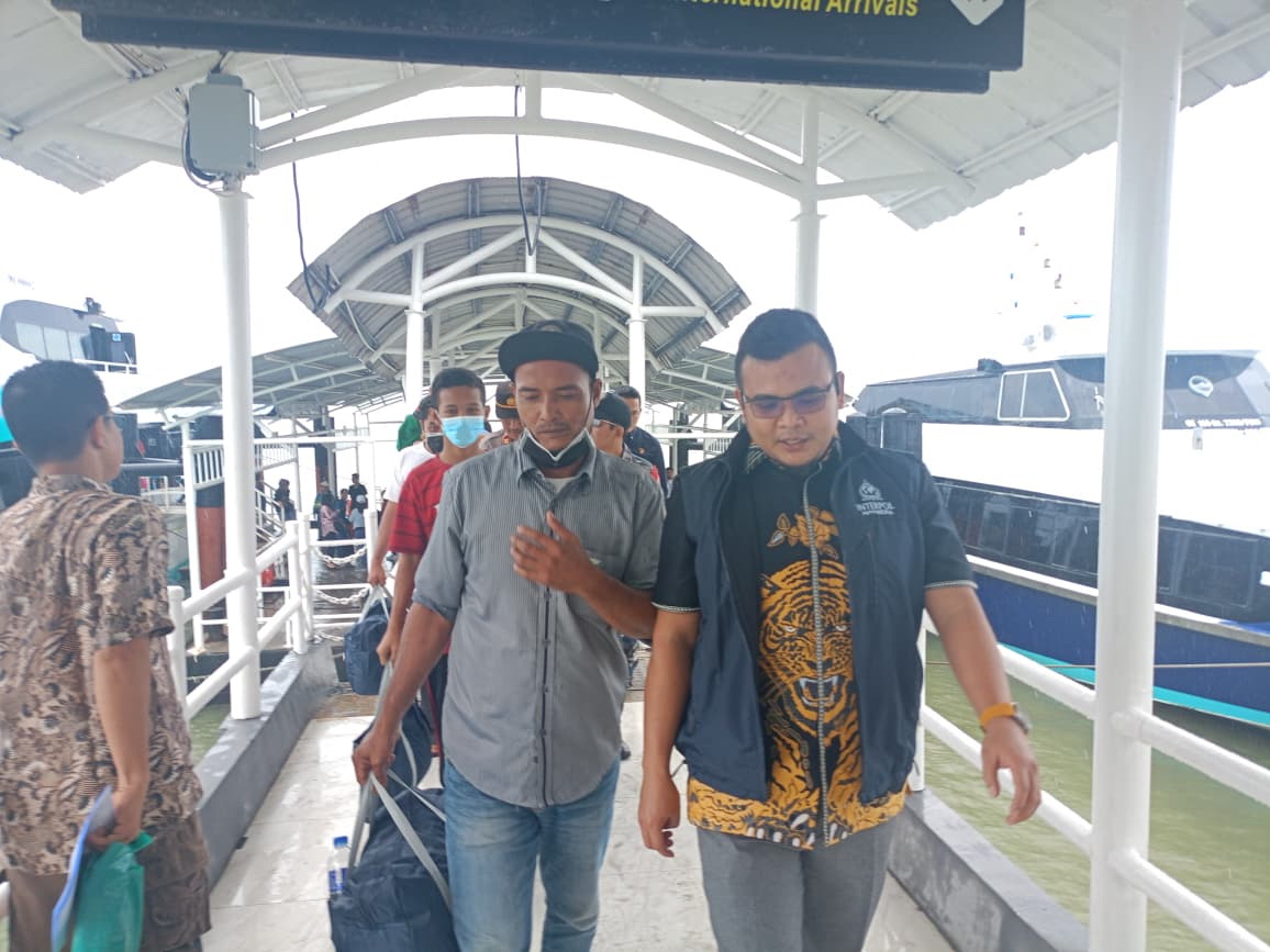 Tiga nelayan Karimun (pakai masker) selamat tiba di Karimun setelah lebih satu bulan berada di Malaysia akibat kapal pompong tenggelam.