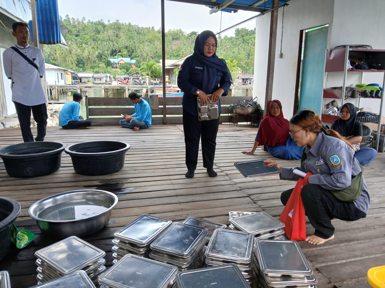 Staf Dinkes Anambas saat melihat ruangan produksi di SPPG Air Asuk. Dalam sidak ini, tim temukan ada beberapa fasilitas yang kurang.