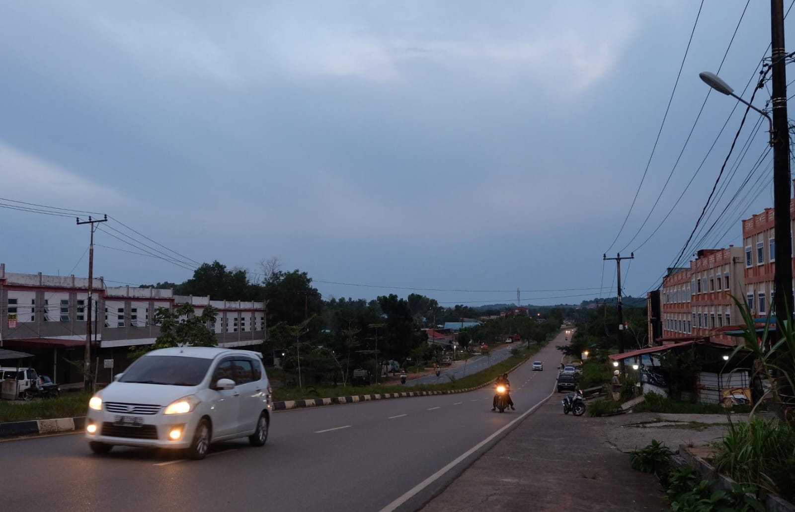 Kondisi Jalan Aisyah Sulaiman Kota Tanjungpinang Kepri menjelang malam hari.