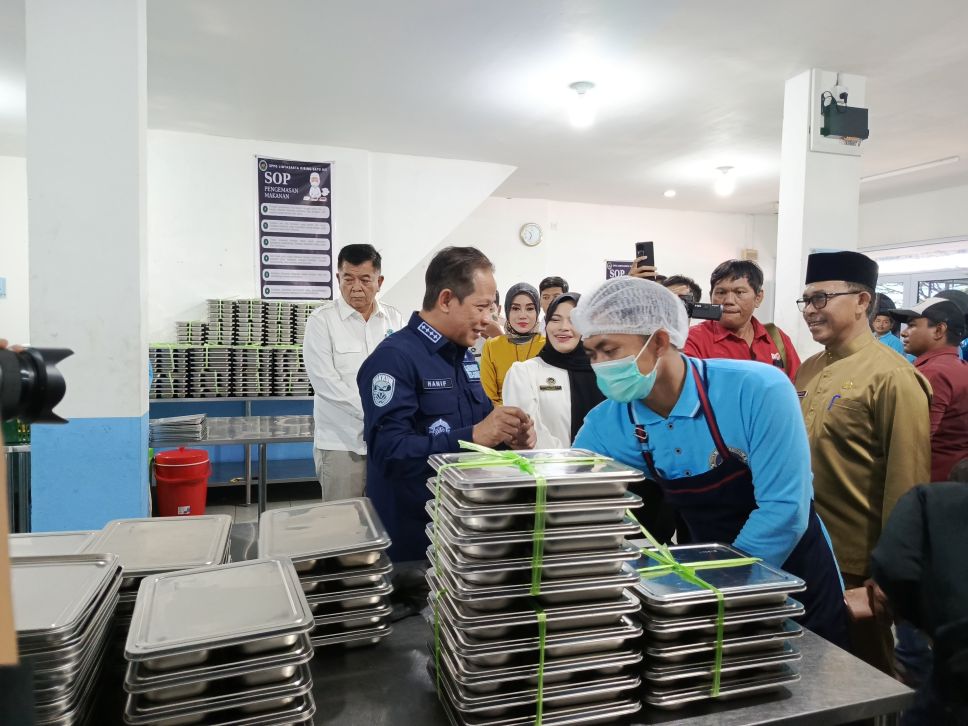 Menteri Hanif Faisol Nurofiq saat meninjau dapur umum MBG di Batam.