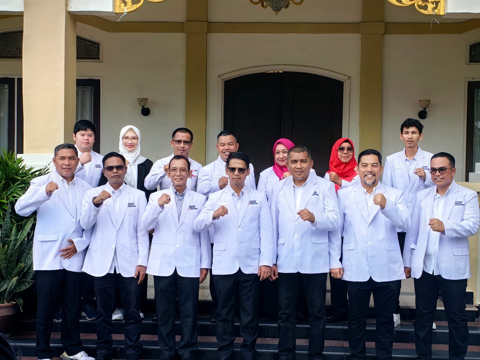 Bupati Karimun, Iskandarsyah dan Wabup Karimun, Rocky Marciano Bawole foto bersama dengan pengurus PMI Kabupaten Karimun.