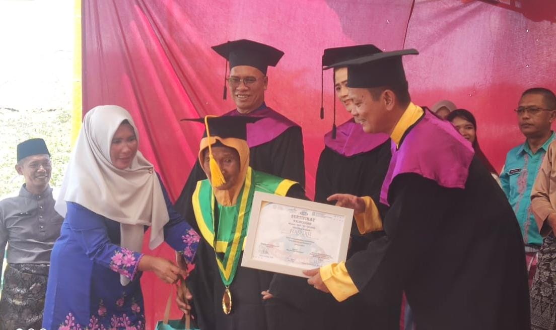 Nenek Aminah (73) saat menerima ijazah yang diberikan oleh Wakil Bupati Anambas, Raja Bayu.