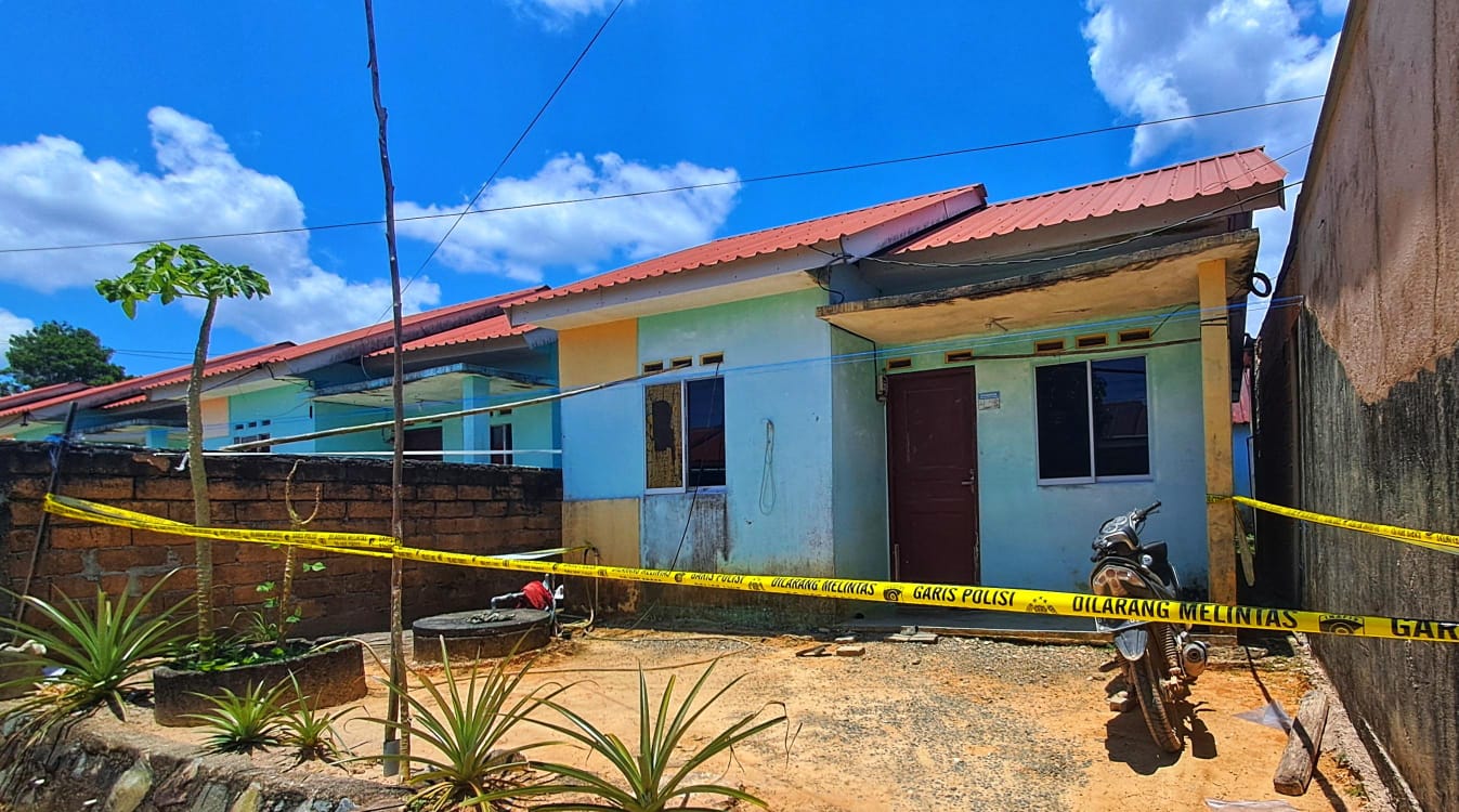 Rumah korban yang dipasang garis polisi di Perumahan Grand Pesona Mutiara, Jalan Musi, Kelurahan Sei Lekop, Kecamatan Bintan Timur, Rabu (24/9/2025).