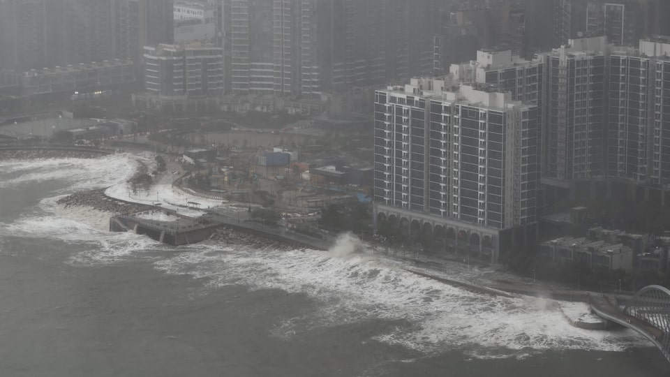 Gelombang besar menghantam bibir pantai Tseung Kwan O saat badai Ragasa melintas disertai angin kencang dan hujan deras. F Reuters