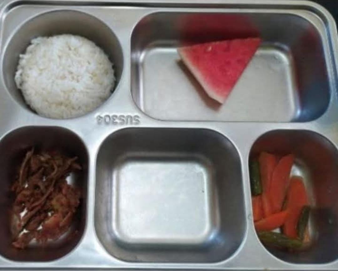 Menu MBG dari SPPG Seri Kuala Lobam yang viral setelah diposting di media sosial Facebook. 