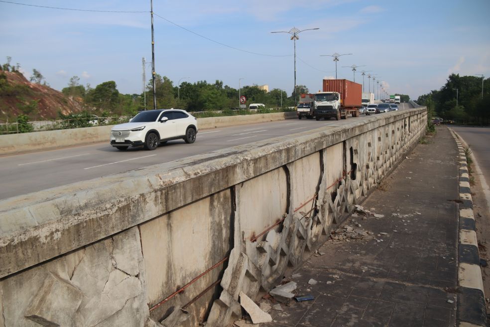 Fly over Laluan Madani kondisinya terlihat kusam dan sebagian ornamen yang dipasang dijembatan itu mulai pada retak , hal ini terkesan Fly over ini tidak terawat, Kamis (25/9).