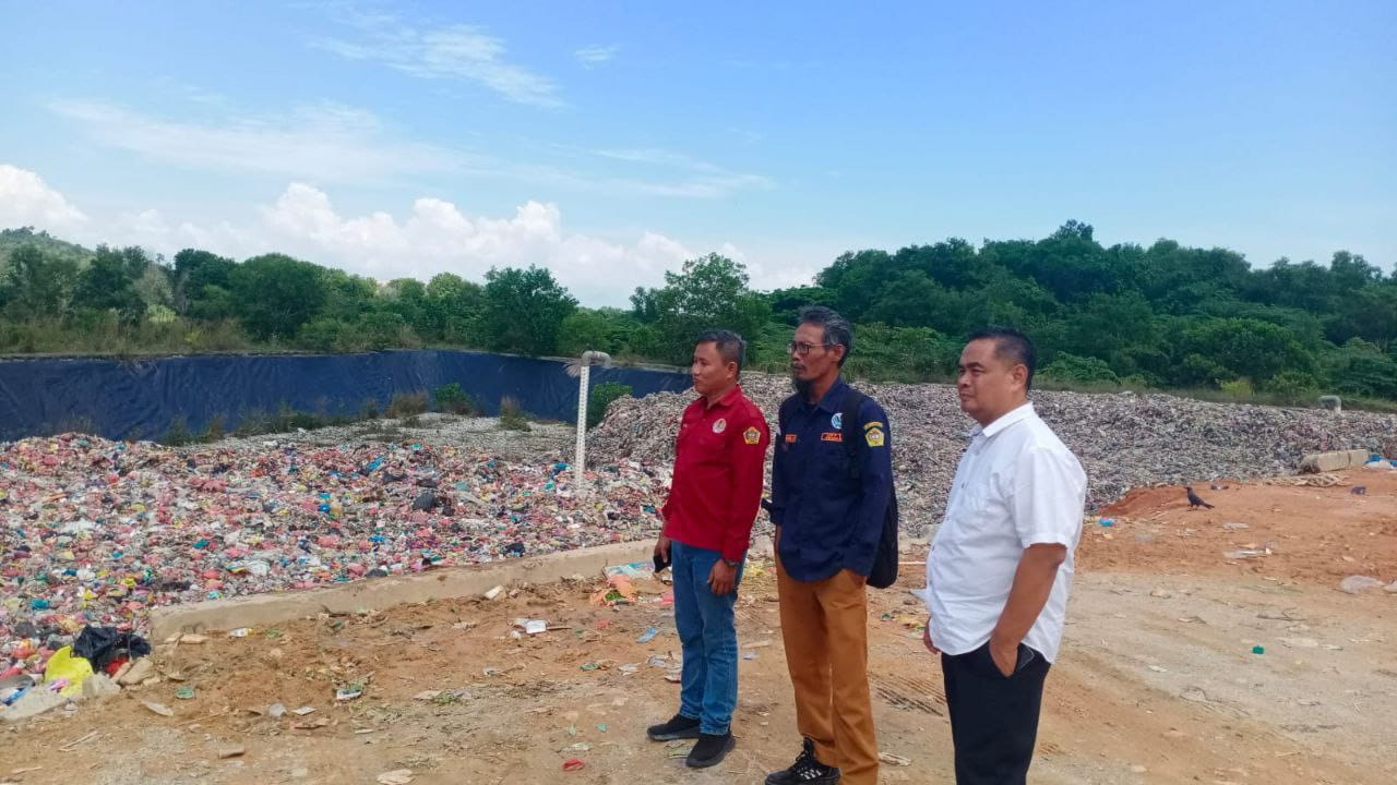 Kepala Dinas Lingkungan Hidup Kabupaten Karimun bersama PPTK meninjau lokasi tempat pembuangan akhir (TPA) Sememal, Kecamatan Meral Barat.