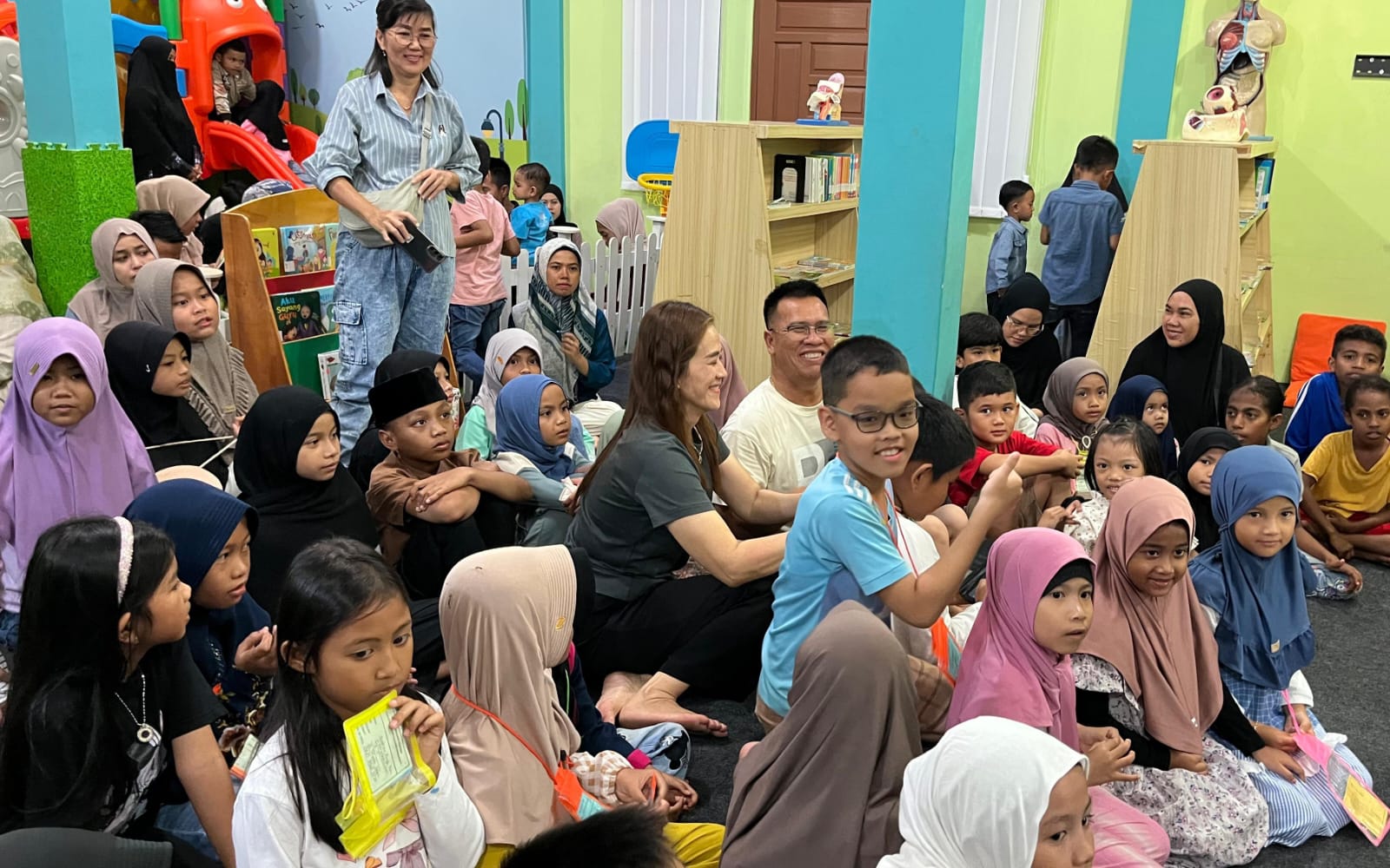 Bupati Anambas, Aneng bersama istri, Shinta berbaur dengan anak-anak yang menghabiskan waktu malam minggu di Perpustakaan Daerah.