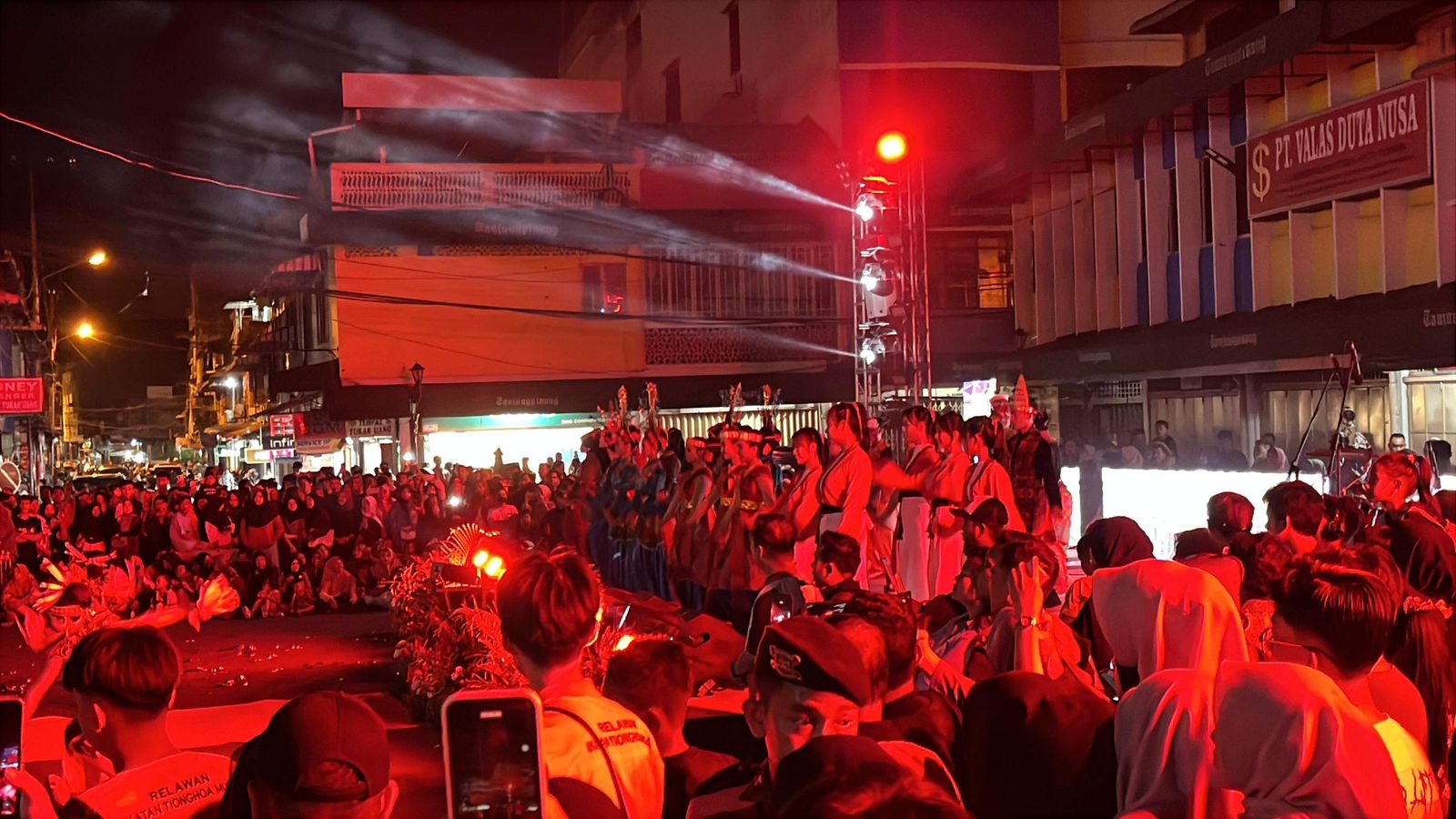 Ribuan masyarakat saat menyaksikan tarian budaya dalam event Kemilau Nusantara 2025 di Jalan Merdeka Tanjungpinang, Sabtu (27/9).
