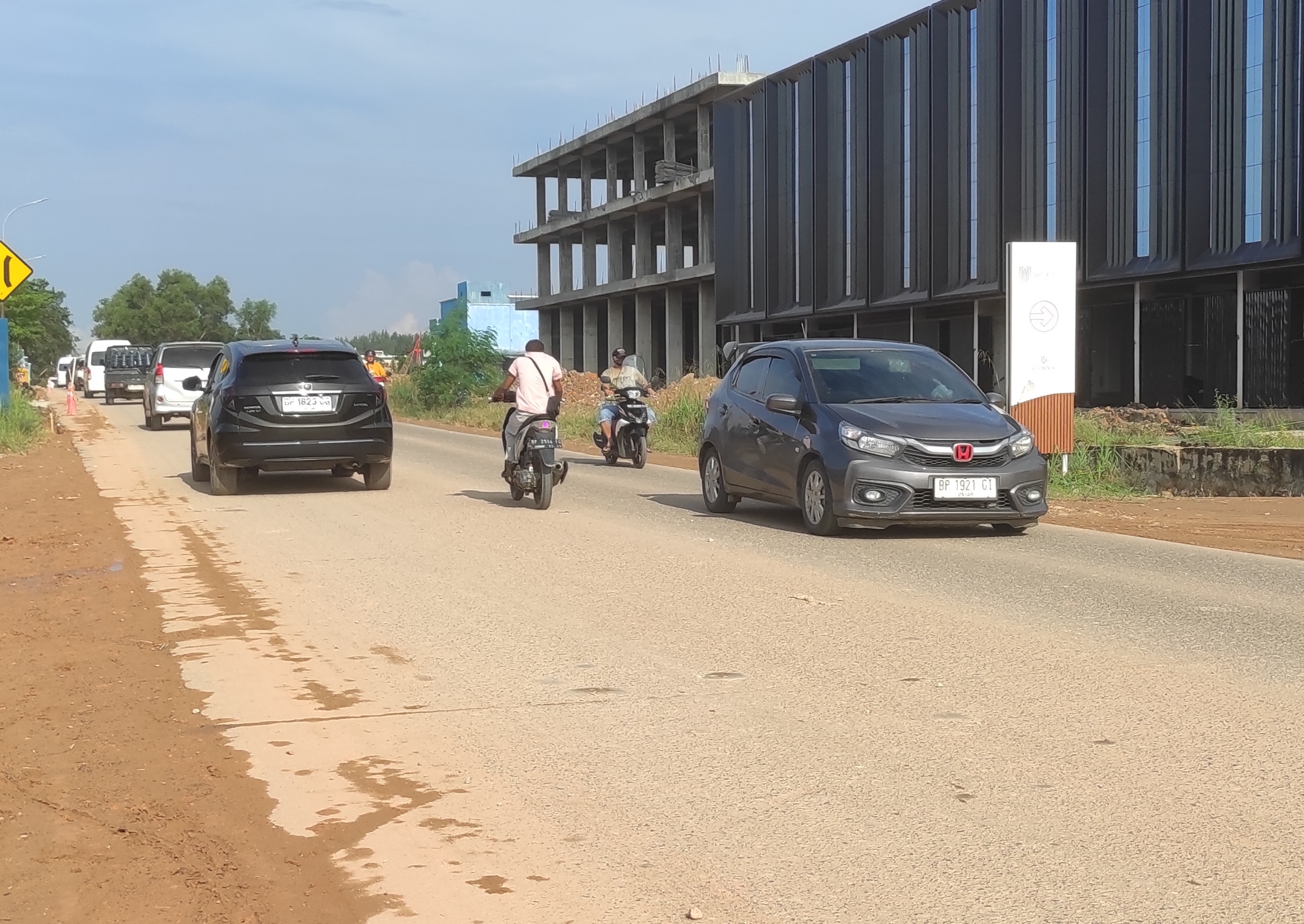 Jalan di kawasan Benggkong Laut terlihat kotor diduga akibat Tanah yang berceceran di jalan, Minggu (28/9).