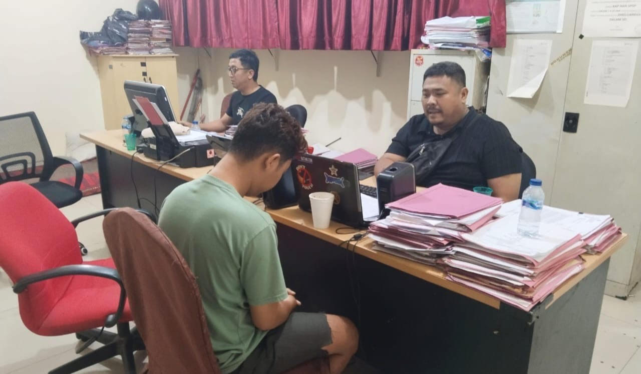 Pelaku penikaman diperiksa penyidik usai diamankan.
