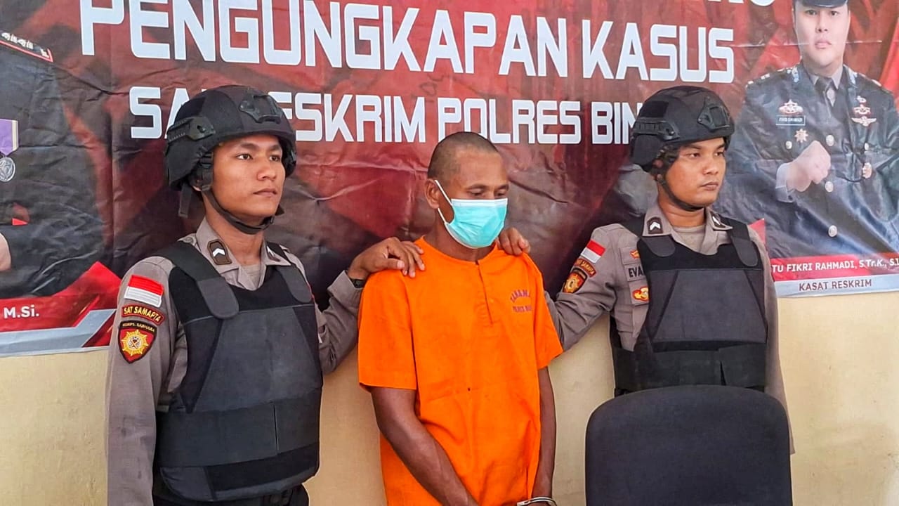 Michael Pandawa, suami yang menjadi pelaku pembunuhan terhadap istrinya, Rosna dihadirkan di Mapolres Bintan, di Bintan Buyu, Senin (29/9/2026).