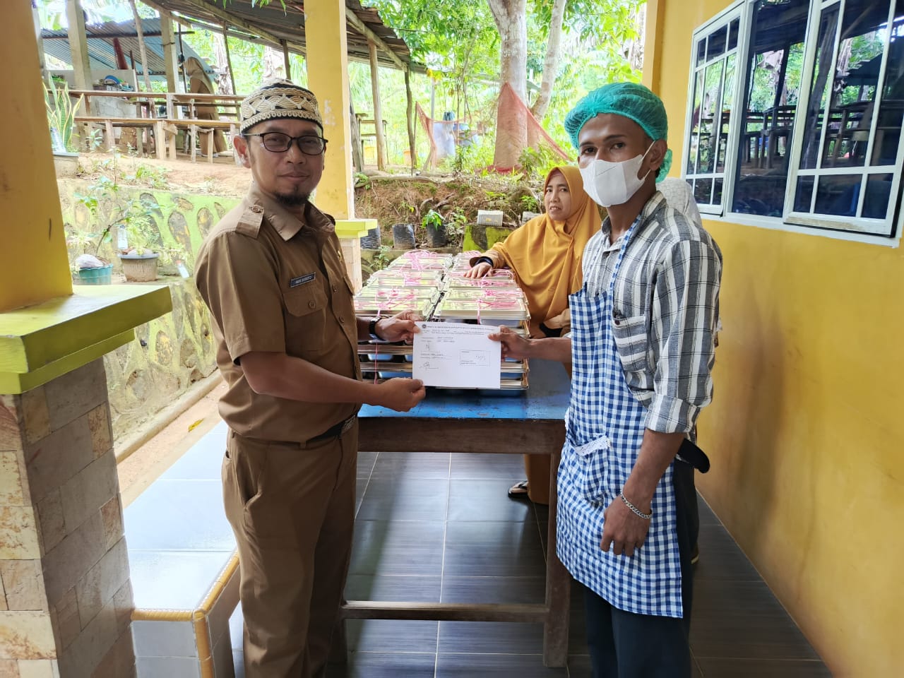 Pekerja SPPG di Anambas saat mengantar paket MBG ke sekolah. Di Anambas, para relawan ini digaji murah.