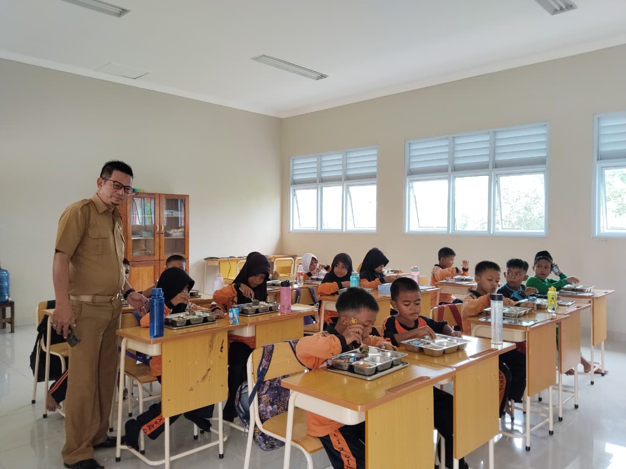 Jon Saparizam, Kepala SD 012 Singkep, Selasa (30/9).