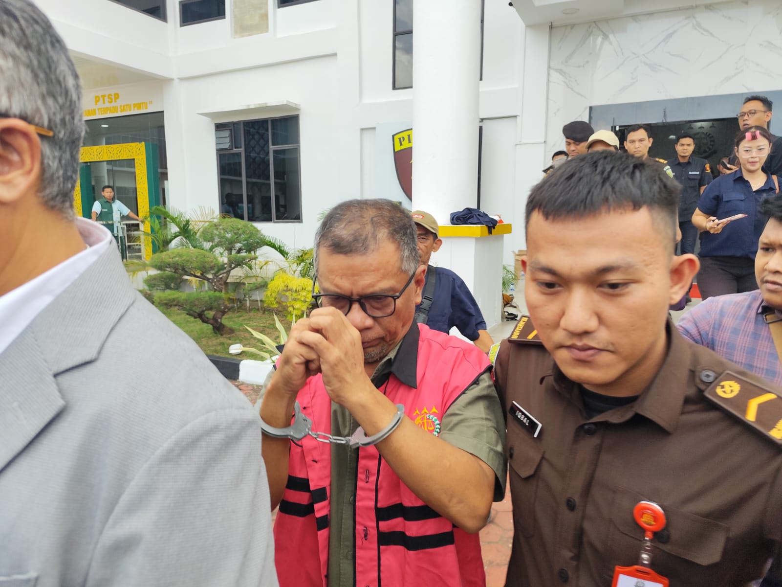 Direktur PT. BDP Ahmad Jauhari saat digiring untuk dibawa ke Rutan Tanjungpinang, Selasa (30/9).