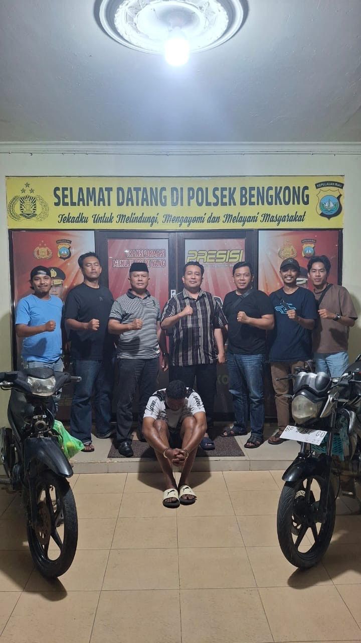 Pelaku perampasan motor remaja (duduk) usai ditangkap polisi.