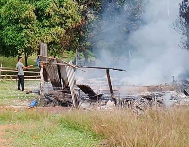 Perangkat Desa bersama warga saat memadamkan api yang melahap rumah Sarmimi, Rabu, (1/10).
