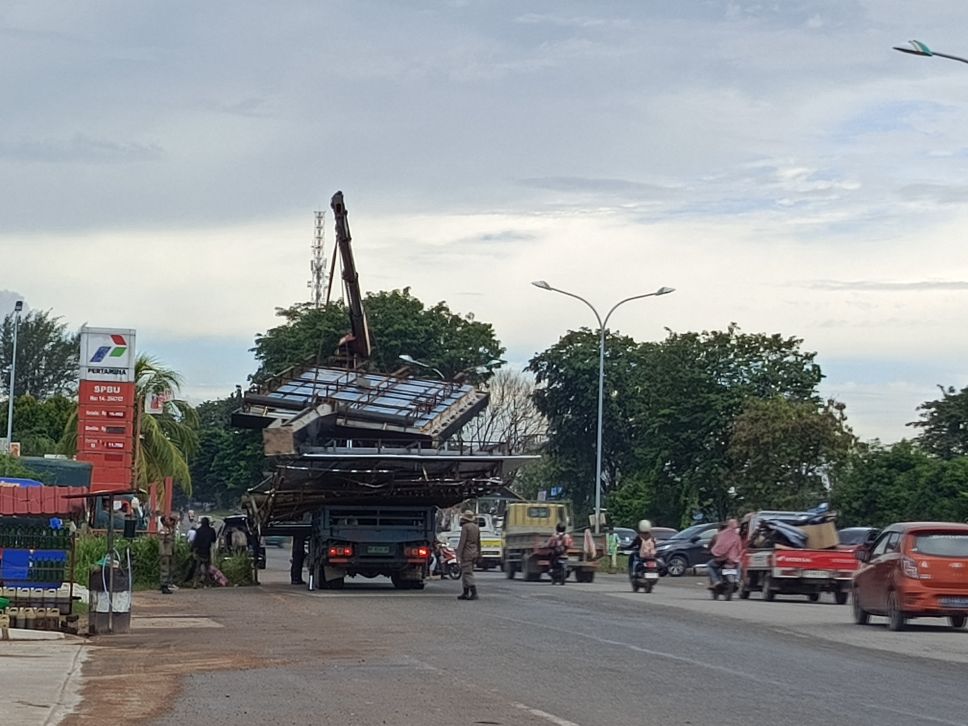 Penertiban reklame di Batuaji dan Sagulung dimulai.