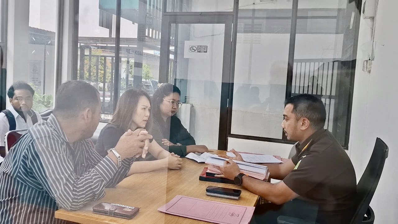Penyerahan 2 tersangka pelaku KDRD ke kejaksaan oleh penyidik.