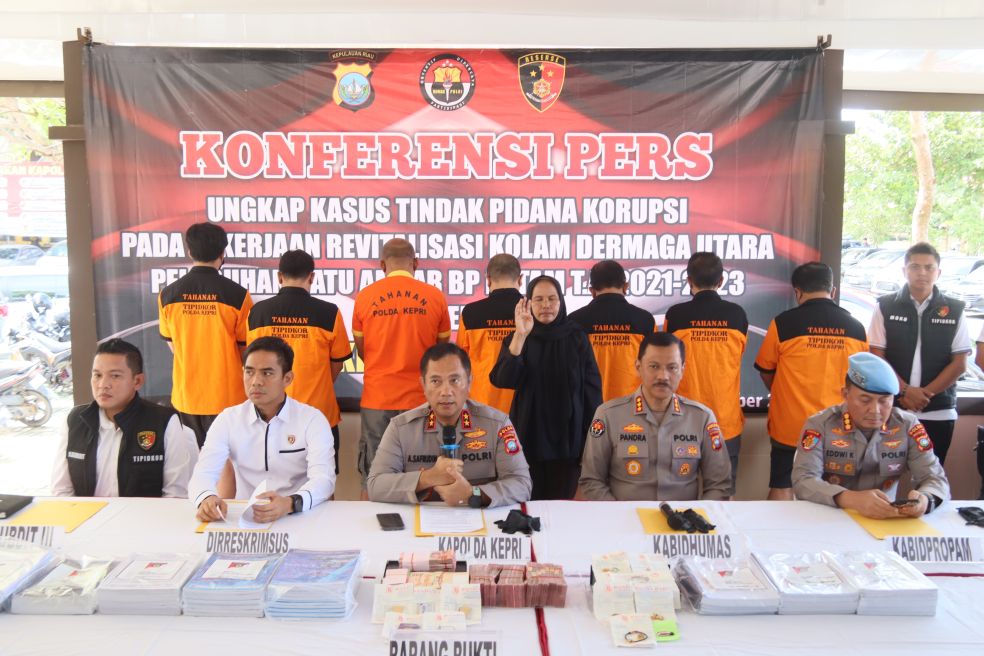 Kapolda Kepri Irjen Pol Asep Saprudin  memberikan keterangan pengungkapan kasus tindak pidana korupsi Proyek Revitalisasi kolam Dermaga utara Pelabuhan Batu Ampar.