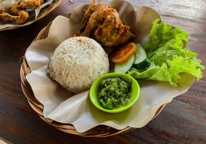Ayam goreng dengan sambal ijo.