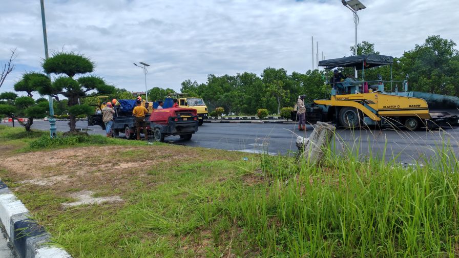 Alat berat sedang melakukan overlay jalan di Coastal Area Tanjungbalai Karimun yang merupakan jalan milik Provinsi Kepri.