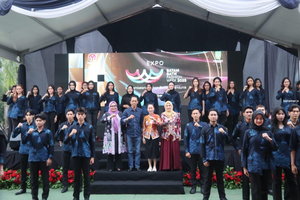 Acara pembukaan Batam Batik Fashion Week 2025 di Dataran Engku Putri Batam Center, Kamis (2/10).
