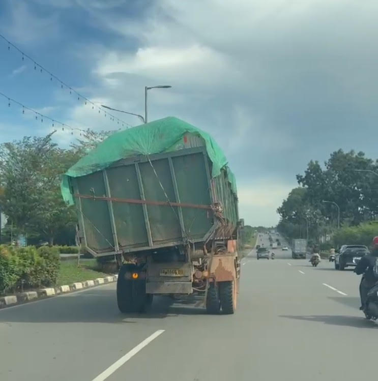 Truk yang oleng saat melintas di Jalan Sudirman, Batam.