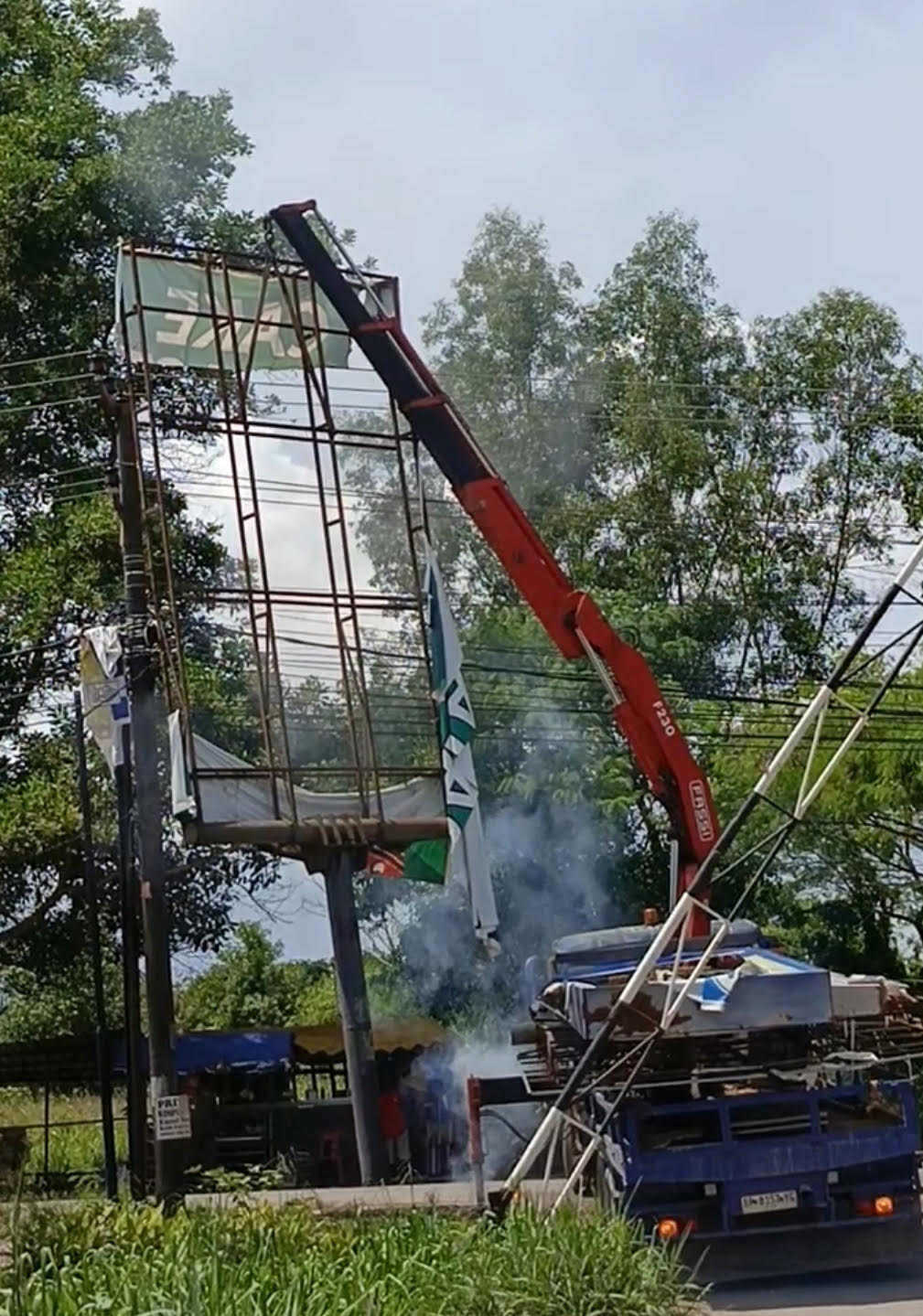 Mobil crane yang menertibkan papan reklame di jalan Marina City nyaris terbakar karena kabel listrik.