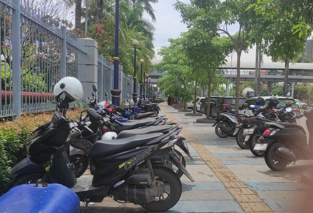 Sejumlah kendaraan roda dua terlihat parkir di trotoar di kawasan Batam Center, Senin (6/10).
