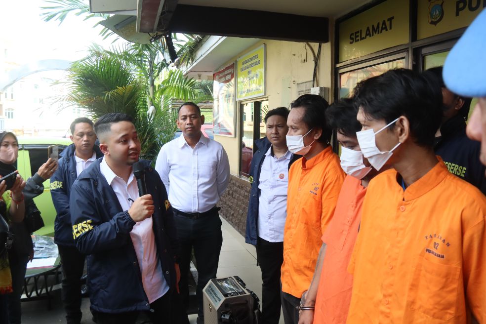 Kanit Reskrim Polsek Lubuk Baja, Iptu Noval Adimas Ardianto bersama jajajran mberikan keterangan pengungkapan kasus pengeroyokan saat ekspos di Mapolsek Lubukbaja, Senin (6/10).