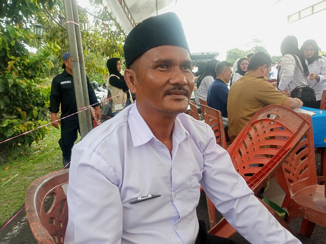 Jasman, Petugas Satpol PP Kabupaten Lingga yang Tuna Netra saat menerima SK PPPK Tahap 2 di Lapangan Kantor Bupati Lingga, Senin (6/10).