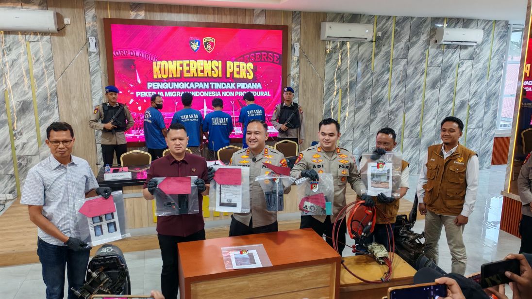 Kapolres Karimun, AKBP Robby TM menunjukkan barag bukti pengungkapan penyelundupan PMI ilegal dan 4 tersangka.
